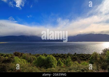 Lac te Anau, le plus grand lac de l'île du Sud de la Nouvelle-Zélande, étincelant au soleil Banque D'Images