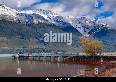 Glenorchy, Nouvelle-Zélande. Le quai historique de la ville sur le lac Wakatipu. En arrière-plan se trouvent les montagnes des Alpes du Sud Banque D'Images