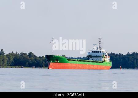 Russie. Vyborg 06.06.2021 un cargo navigue dans le golfe de Finlande en été. Photo de haute qualité Banque D'Images