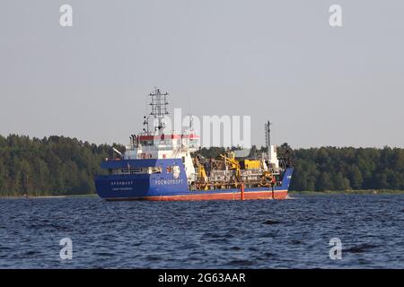 Russie. Vyborg 06.06.2021 un cargo navigue dans le golfe de Finlande en été. Photo de haute qualité Banque D'Images