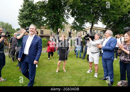 Keir Starmer, chef du parti travailliste (avant gauche), avec Kim Leadbeater (au centre) à Clackheaton Park après avoir remporté l'élection partielle Batley and Spen et représente maintenant le siège précédemment détenu par sa sœur JO Cox, qui a été assassinée dans la circonscription en 2016. Date de la photo : vendredi 2 juillet 2021. Banque D'Images