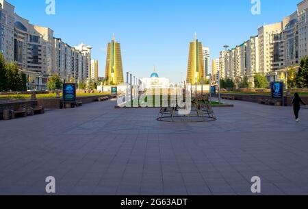 Nur-Sultan - Kazakhstan: 10 juin 2021: Centre de Nur-Sultan, vue de la résidence du président Ak Orda, place, parc et gratte-ciel. Banque D'Images
