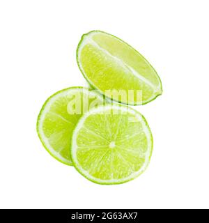 Limon vert frais juteux et tranches de lime isolées sur fond blanc. Banque D'Images