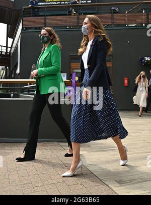 RETRANSMETTANT DES NOMS LA duchesse de Cambridge arrive avec Sally Bolton, chef de la direction de l'AELTC, pour la cinquième journée de Wimbledon au All England Lawn tennis and Croquet Club, Wimbledon. Banque D'Images