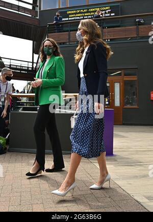 RETRANSMETTANT DES NOMS LA duchesse de Cambridge arrive avec Sally Bolton, chef de la direction de l'AELTC, pour la cinquième journée de Wimbledon au All England Lawn tennis and Croquet Club, Wimbledon. Banque D'Images