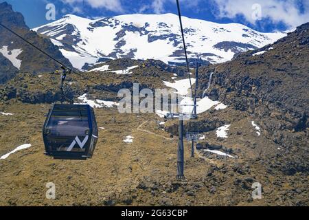 Vue panoramique sur le mont Ruapehu prise de la télécabine Sky Waka, la plus récente et la plus longue gondole de Nouvelle-Zélande à travers la station de ski de Whakapapa sur le mont Ruapehu. T Banque D'Images