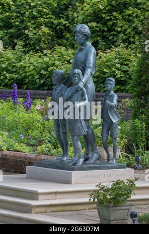 Kensington Palace, Londres, 2 juillet 2021. La nouvelle statue de la princesse Diana dans les jardins en contrebas du palais de Kensington. Le prince William, duc de Cambridge et le prince Harry, duc de Sussex ont dévoilé la statue de leur mère, Diana, princesse de Galles, par le sculpteur Ian Rank-Broadley, lors d'une cérémonie privée à laquelle assistaient les sœurs de la princesse Diana, Lady Sarah McCorquodale et Lady Jane Fellowes, son frère Earl Spencer, hier, Quel aurait été le 60e anniversaire de Diana. Amanda Rose/Alamy Live News Banque D'Images