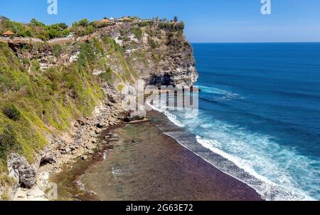 Magnifique temple d'Uluwatu perché au sommet d'une falaise à Bali, en Indonésie. Banque D'Images