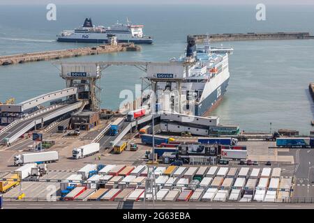 Des camions débarquent un ferry au port de Douvres, Kent, Royaume-Uni Banque D'Images