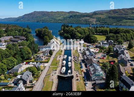 Vue aérienne du canal calédonien et des écluses de canal à fort Augustus, Inverness-shire, Écosse. Banque D'Images