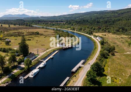 Vue aérienne du canal calédonien où il entre dans les écluses du canal à fort Augustus, Inverness-shire, Écosse. Banque D'Images