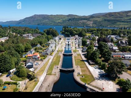 Vue aérienne du canal calédonien et des écluses de canal à fort Augustus, Inverness-shire, Écosse. Banque D'Images