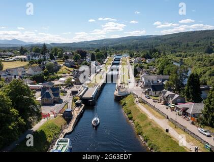 Vue aérienne du pont tournant au-dessus du canal calédonien et des écluses du canal à fort Augustus, Inverness-shire, Écosse. Banque D'Images