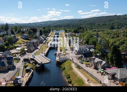 Vue aérienne du pont tournant au-dessus du canal calédonien et des écluses du canal à fort Augustus, Inverness-shire, Écosse. Banque D'Images