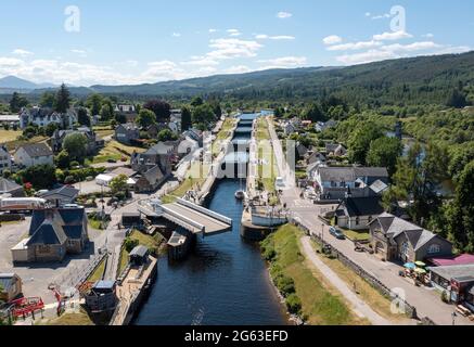 Vue aérienne du pont tournant au-dessus du canal calédonien et des écluses du canal à fort Augustus, Inverness-shire, Écosse. Banque D'Images