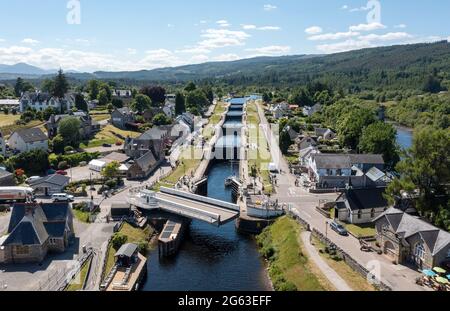 Vue aérienne du pont tournant au-dessus du canal calédonien et des écluses du canal à fort Augustus, Inverness-shire, Écosse. Banque D'Images