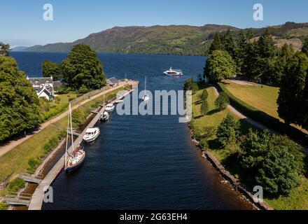 Vue aérienne du canal calédonien où il entre dans le Loch Ness à fort Augustus, Inverness-shire, Écosse. Banque D'Images