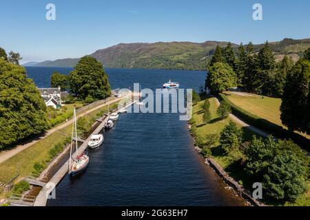 Vue aérienne du canal calédonien où il entre dans le Loch Ness à fort Augustus, Inverness-shire, Écosse. Banque D'Images