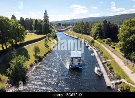 Vue aérienne du canal calédonien où il entre dans le Loch Ness à fort Augustus, Inverness-shire, Écosse. Banque D'Images