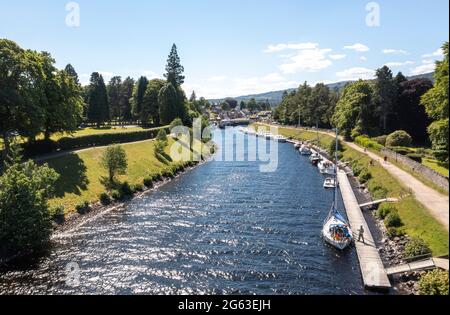 Vue aérienne du canal calédonien où il entre dans le Loch Ness à fort Augustus, Inverness-shire, Écosse. Banque D'Images