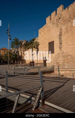 Elche, province d'Alicante, Espagne - 06,21,2021 - le palais Altamira ou Alcázar de la Señoría est situé le long de la rivière Vinalopó, dans le centre d'Elche ci Banque D'Images