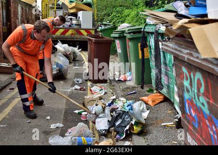 L'équipe du Conseil nettoie les poubelles laissées par les étudiants quittant l'université à la fin du mandat, au Royaume-Uni Banque D'Images