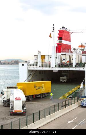 ferry ro-ro au port de Palma. Camions embarquant en ferry sur des rampes. Banque D'Images