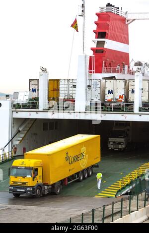 ferry ro-ro au port de Palma. Camions embarquant en ferry sur des rampes. Banque D'Images