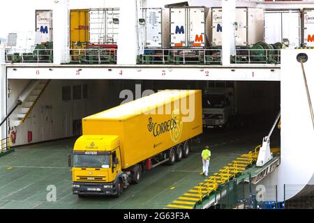 ferry ro-ro au port de Palma. Camions embarquant en ferry sur des rampes. Banque D'Images