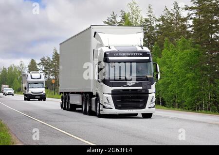 Raasepori, Finlande. 27 mai 2021. Volvo Trucks présente Volvo FM 460 Globe Truck dans sa nouvelle gamme de camions, ici essai routier 25. Banque D'Images