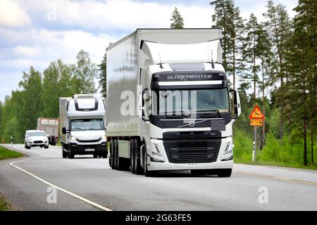 Raasepori, Finlande. 27 mai 2021. Volvo Trucks présente Volvo FM 460 Globe Truck dans sa nouvelle gamme de camions, ici essai routier 25. Banque D'Images