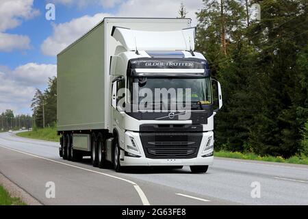 Raasepori, Finlande. 27 mai 2021. Volvo Trucks présente Volvo FM 460 Globe Truck dans sa nouvelle gamme de camions, ici essai routier 25. Banque D'Images