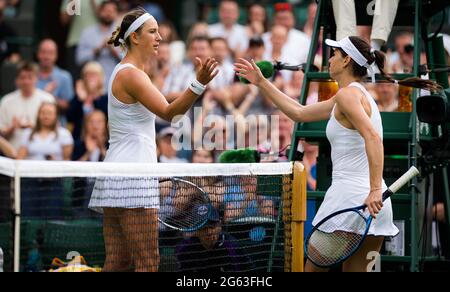 Londres, Angleterre, 01/07/2021, Victoria Azarenka de Biélorussie et Sorana Cirstea de Roumanie sur le net pendant la deuxième partie des Championnats Wimbledon 2021, Grand Chelem tennis Tournoi le 1er juillet 2021 à tous les England Lawn tennis and Croquet Club à Londres, Angleterre - photo Rob Prange / Espagne DPPI / DPPI Banque D'Images