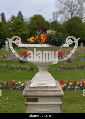 Vase décoratif plein de fleurs dans le jardin botanique de Cologne, Allemagne. Dekovase voller Blumen im Botanischen Garten (Flora), Köln. Banque D'Images