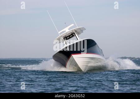 Le bateau de la console centrale s'approche à grande vitesse et tourne difficilement. Banque D'Images