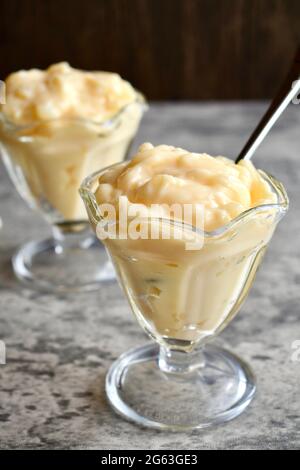 Pudding au tapioca dans des plats en verre Banque D'Images