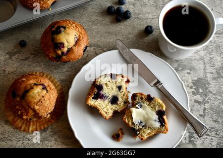 Muffins aux myrtilles et café Banque D'Images