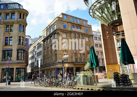 Schwadowstraße dans le centre-ville de Düsseldorf avec des vélos garés. Shadowstraße est l'une des rues commerçantes les plus fréquentées et les plus fréquentées d'Allemagne. Banque D'Images