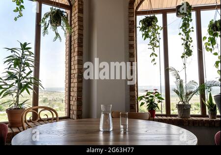 De l'eau dans une verseuse et du verre sur une table en bois dans un style vintage. Restaurant italien de fond pour votre conception. Concept de style de vie du restaurant. Concept alimentaire. Banque D'Images
