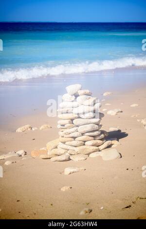 Pile de pierre sur la plage du phare Phare Des baleines sur l'île de Ré dans La France un été ensoleillé Banque D'Images