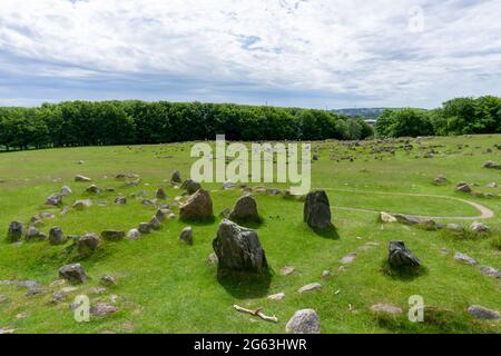 Une vue verticale des lieux de sépulture viking à Lindholm Hills sous un sk bleu avec des nuages blancs Banque D'Images