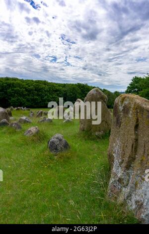 Une vue verticale des lieux de sépulture viking à Lindholm Hills sous un sk bleu avec des nuages blancs Banque D'Images