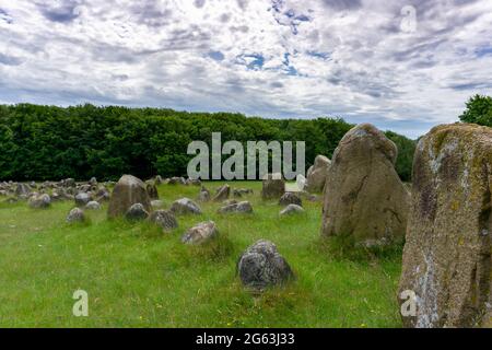 Vue sur les lieux de sépulture viking des collines de Lindholm, sous un sk bleu avec des nuages blancs Banque D'Images