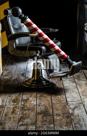 Logo de la barbershop, symbole. Élégant fauteuil de coiffure vintage. Coiffeur à l'intérieur de la barbershop. Chaise de salon de coiffure. Fauteuil de barbershop, salon Banque D'Images