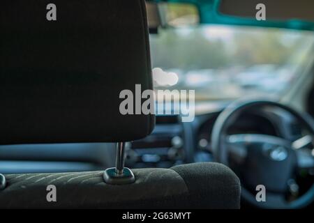Réglage manuel de l'appui-tête dans l'habitacle. Réglage de la position du siège dans la voiture Banque D'Images