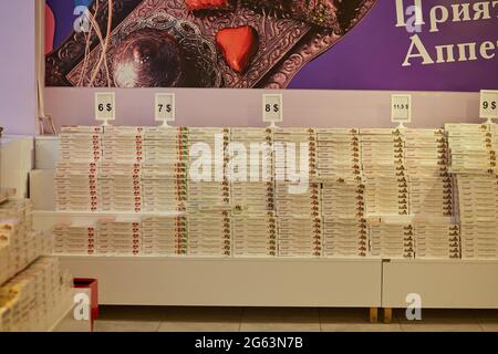 Alanya, Turquie - Mai 26: Grande sélection de délices turcs dans le magasin. Un assortiment de délices turcs colorés et de baklava. Clas national turc Banque D'Images