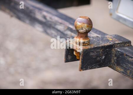 Ancien attelage à boule de remorque de 2 pi monté à l'arrière d'un véhicule. Banque D'Images