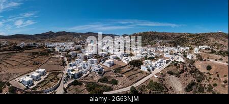 Grèce, Cyclades. Chorio, Kimolos Chora panorama aérien de drone. Paysage rocheux, bâtiments traditionnels des Cyclades blanchis à la chaux, jour ensoleillé, bleu sk Banque D'Images