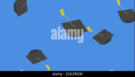 Image de la remise des diplômes de l'université chapeaux tombant sur fond bleu Banque D'Images