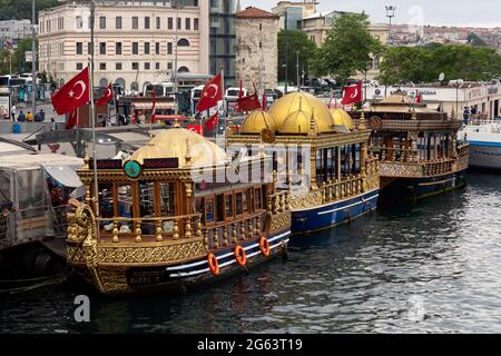 Fish and chips, plats de la rue à emporter avec les fruits de mer. Bateaux-restaurants flottants à thème oriental et ottoman à Eminonu, Istanbul, Turquie. Banque D'Images